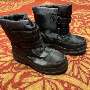 Boys size 6 double strap snow boots